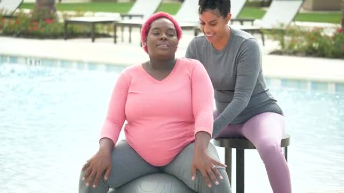 怀孕的非裔美国妇女和doula，分娩球