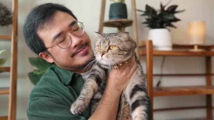 亚洲人的肖像镜头用我最喜欢的猫打开会员框。