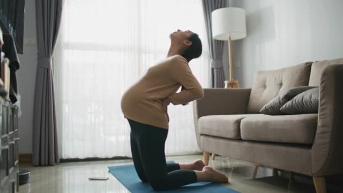 孕妇在客厅练习瑜伽