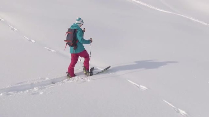 空中: 年轻女子在乡村徒步旅行，在朱利安阿尔卑斯山的滑雪道上分裂