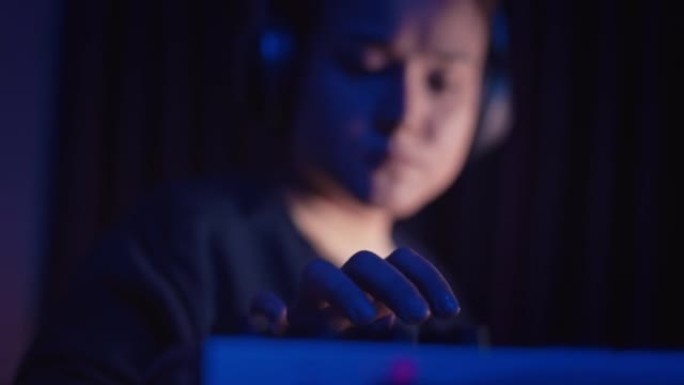 亚洲女音乐家在家庭工作室使用迷你键盘和笔记本电脑