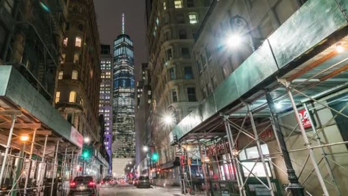 在美国纽约市曼哈顿的街道上，带有汽车交通信号灯的城市夜晚的4k时间流逝。