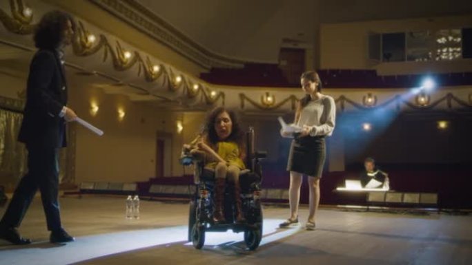 排练中的残疾妇女演员团