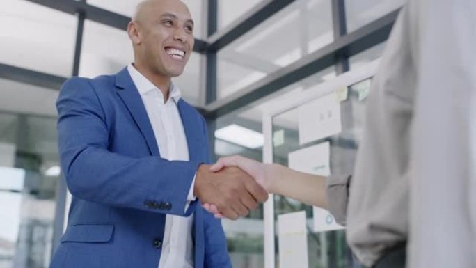 一名成熟商人在办公室与同事握手的4k视频片段
