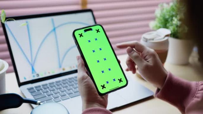女人在桌子上使用电话绿屏