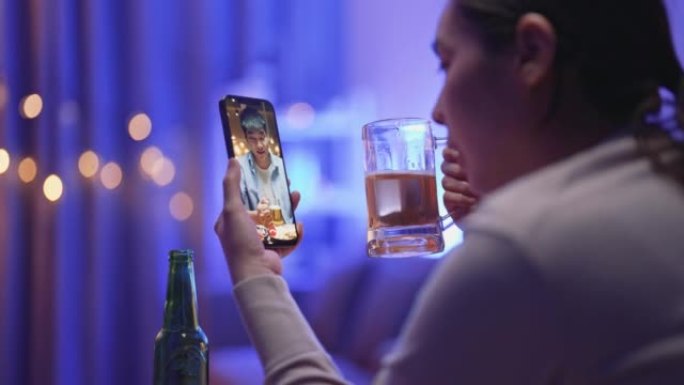 女人在家用智能手机做派对视频聊天