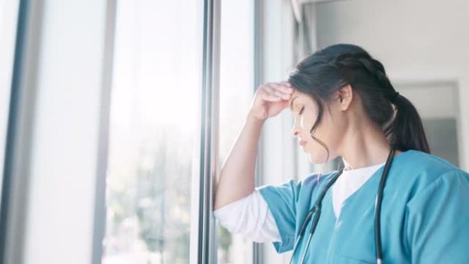 医生，压力和焦虑的窗口为女性医生，头痛或悲伤在医院工作场所与手在头上。纽约诊所的医疗保健专业人员，心