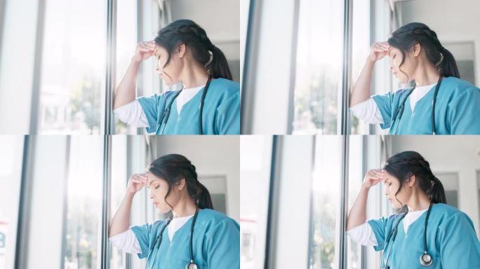 医生，压力和焦虑的窗口为女性医生，头痛或悲伤在医院工作场所与手在头上。纽约诊所的医疗保健专业人员，心