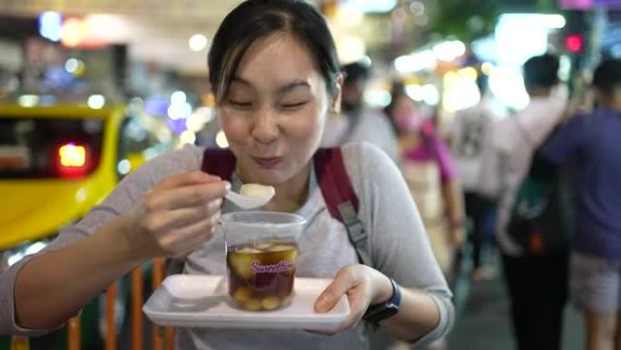 吃街头食物的亚洲女人