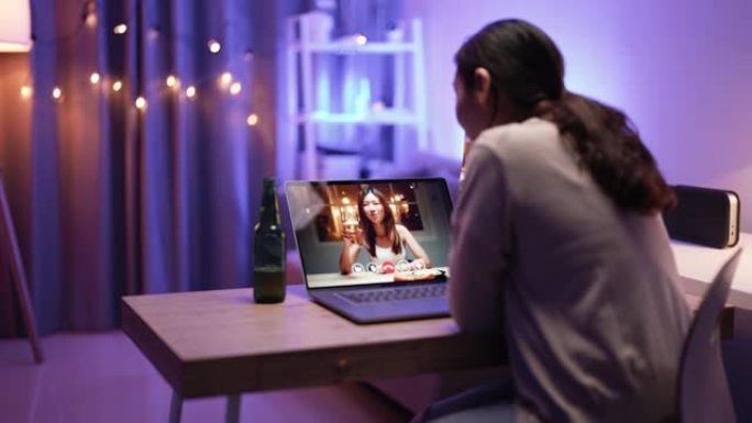 亚洲妇女在家里的笔记本电脑上进行虚拟聚会