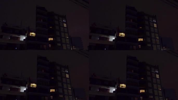阿根廷布宜诺斯艾利斯暴风雨、闪电和高层建筑中的夜城。4k分辨率。