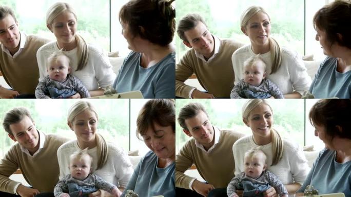 健康访客与年幼婴儿的家人交谈