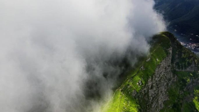 令人惊叹的山峰覆盖着密集的暴风雨云