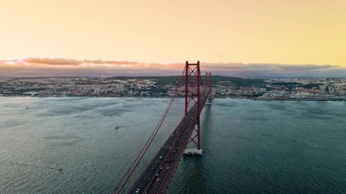 葡萄牙里斯本日落时4月25日桥的鸟瞰图