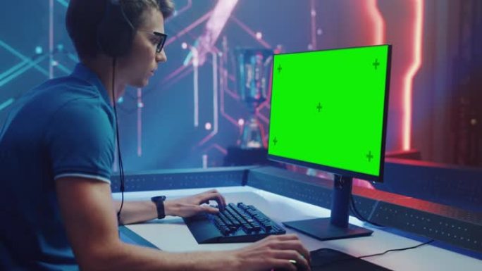 在电子游戏锦标赛上，专业电子竞技游戏玩家在绿色色度键屏幕个人计算机上玩。在线直播网络游戏锦标赛时尚复