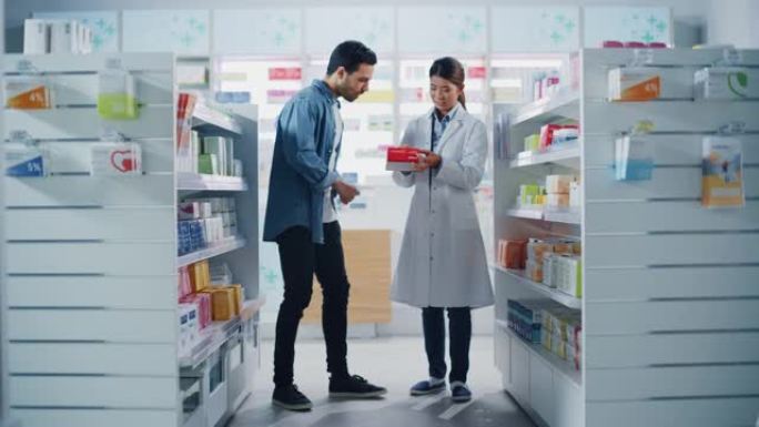 药房药店: 亚洲女药剂师帮助拉丁男性顾客推荐，并建议购买药品，药物，维生素。现代制药商店货架上有保健