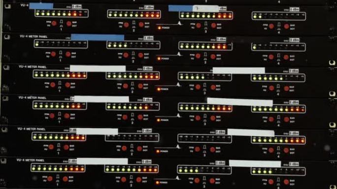 无线电广播站内带有动态灯的数字VU仪表面板。特写。