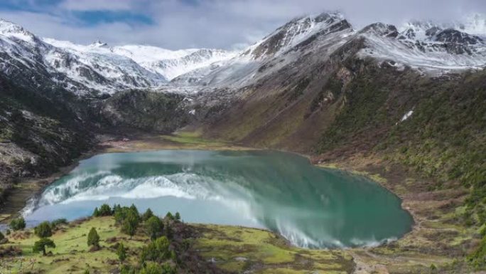 原始森林的背后，是雪山和湖泊