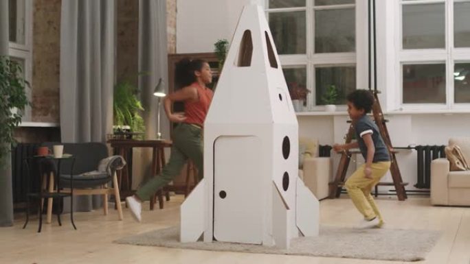 非洲儿童在纸板火箭船上奔跑