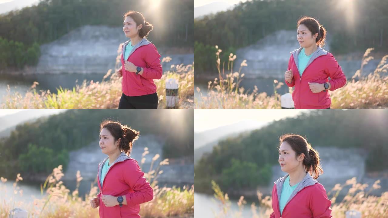 女人的慢动作通过早晨的时间跑步来锻炼