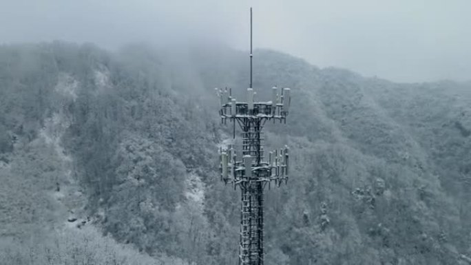 冬季山区的通讯塔雪山深山信号