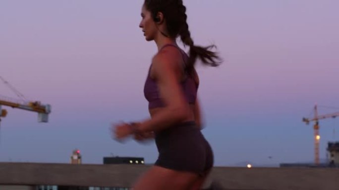 能量，速度和健身训练由运动员在日落时跑步，认真并关注健康目标。年轻女子进行激烈的有氧运动，练习耐力和