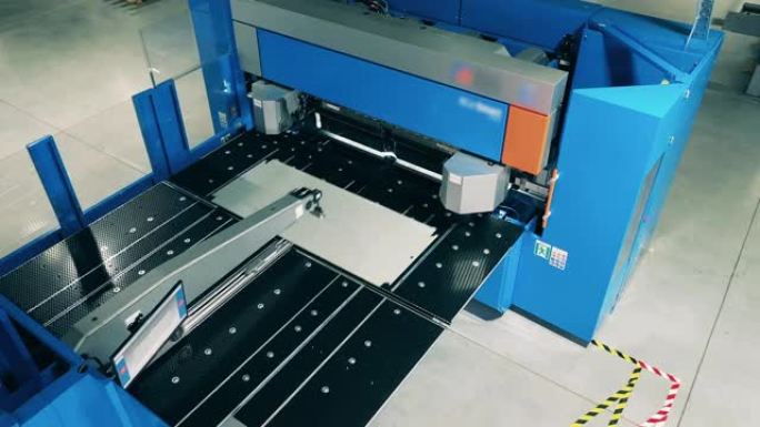自动化工厂机器正在工厂切割铝板。