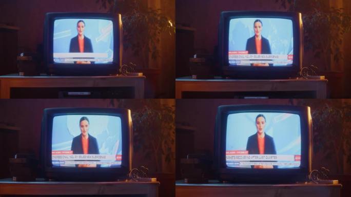 用突发新闻报道特写过时的电视机屏幕的镜头。美丽的女主持人在电视直播中阅读重要新闻。怀旧复古90年代技