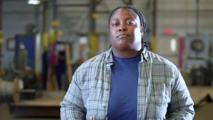 非裔美国妇女加工金属制造厂