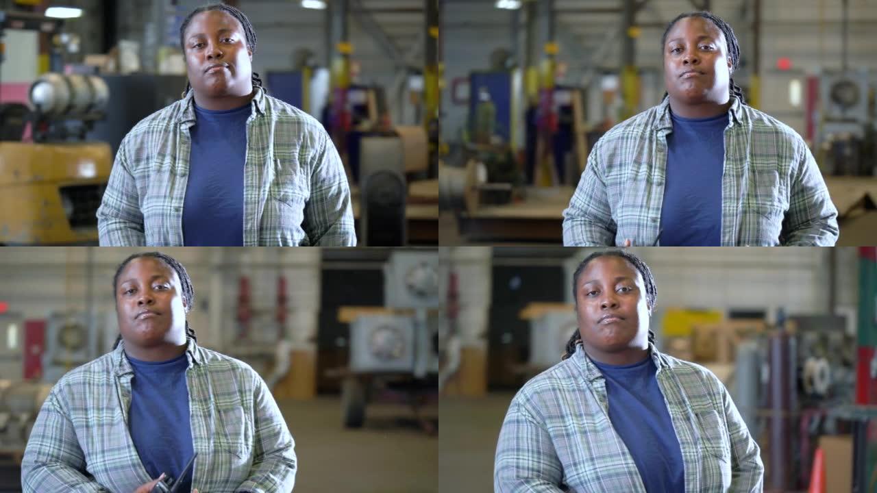 非裔美国妇女加工金属制造厂