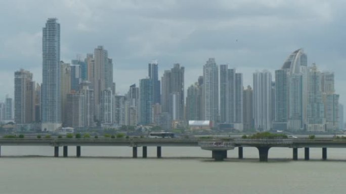 在多风的阴天，高耸的摩天大楼填满了巴拿马城的海岸。