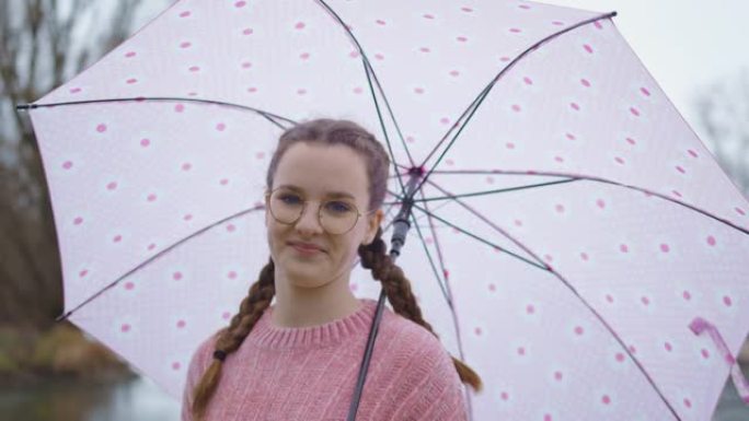 少女在雨天撑伞外国人外国少女女人撑伞