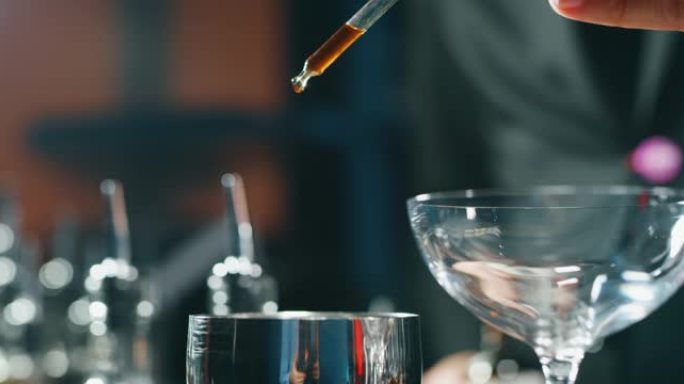 专业调酒师的Macro正在酒吧或迪斯科俱乐部为顾客准备精英酒鬼。