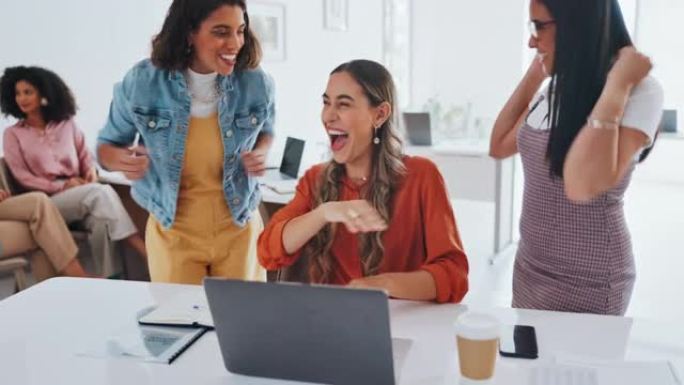 笔记本电脑、成功或女性在工作中击掌庆祝数字营销销售目标或kpi目标。开心、获胜或兴奋的员工拥抱庆祝奖