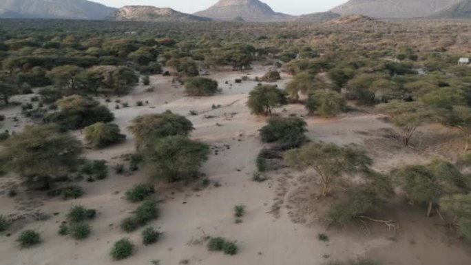 气候变化。干旱。水危机。空中飞越视野。肯尼亚北部极度干旱的景观