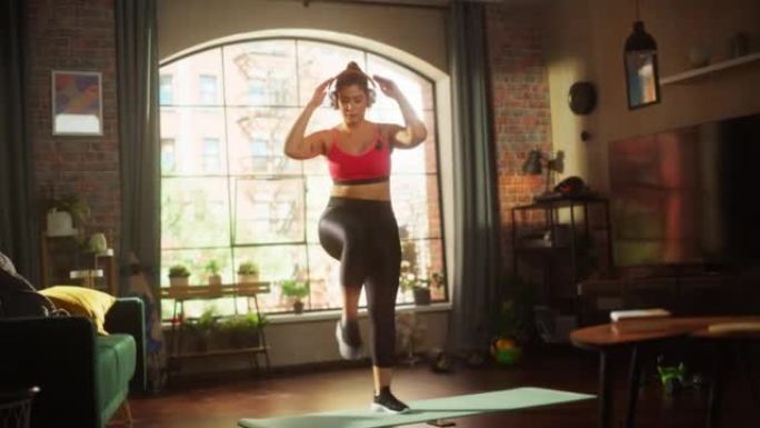美丽的运动加大码身体积极的运动女人使用智能手机健康健身跟踪应用程序，在家做有氧运动，蹲下，膝盖到肘部