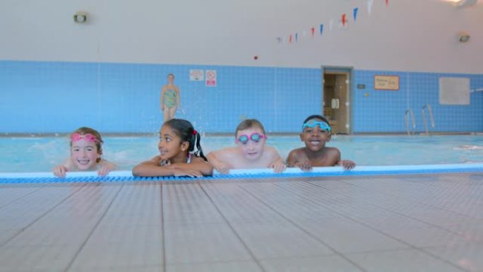 飞溅乐趣外国教练游泳池小孩学游泳夏日跳水