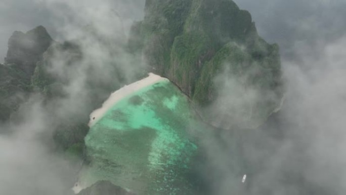 空中无人机从泰国玛雅海滩上空的一片薄薄的云层中射出。