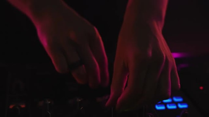 DJ手用旋钮、按钮和滑块播放音乐