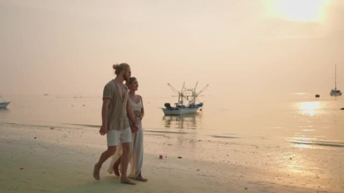 日落漫步中的夫妇恋爱海边散步男女