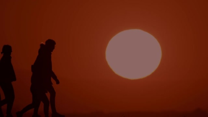 SLO MO LS一群朋友在日落时在山上行走