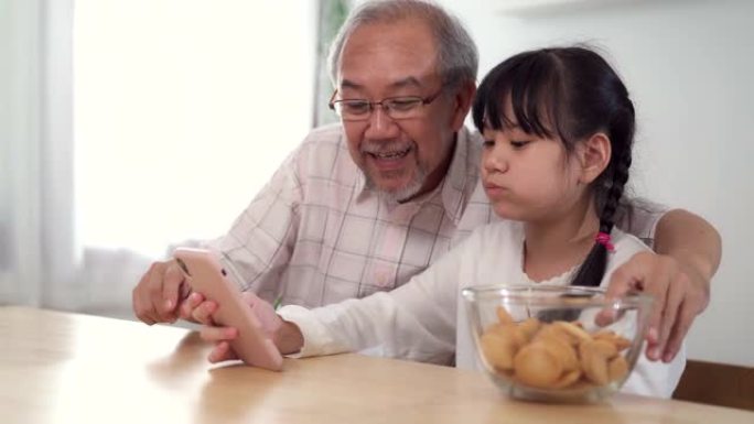 4K UHD掌上电脑: 小女孩教她的爷爷关于智能手机上的技术应用
