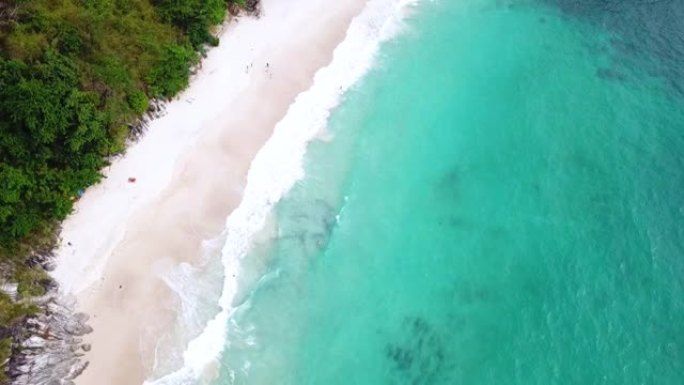 鸟瞰图热带海滩和白色沙滩和蓝色大海的波浪