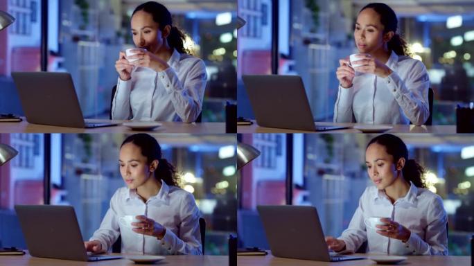 放松的女商人深夜在笔记本电脑上工作，一边看电子邮件，一边喝咖啡，一边看起来很满意。公司专业人员下班后