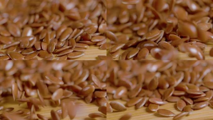 宏观: 小亚麻籽落在木制厨房桌子上的详细照片。