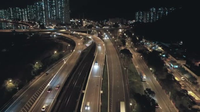 高速公路和城市交通高峰期的鸟瞰图