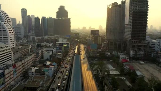 大桥上空的曼谷市鸟瞰图