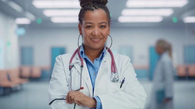 医疗医院中型肖像: 非裔美国女医生戴眼镜真诚地看着相机，微笑着。成功的医疗保健医生穿着白色实验室外套
