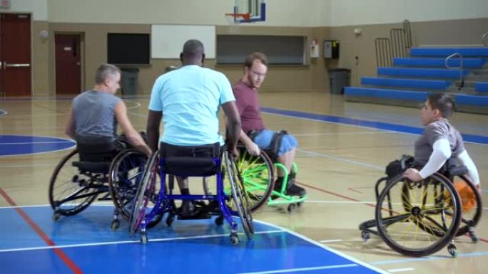 男子打轮椅篮球，运球和射击