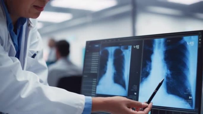 医疗医院: 两名医生交谈并使用计算机，指向屏幕，分析患者的x射线，进行检查结果分析。保健诊所实验室: